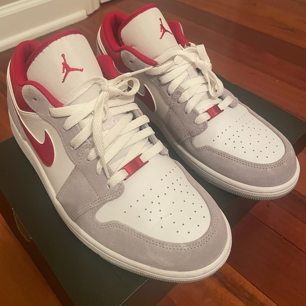 Jordan 1 Low SE Light Smoke Grey/Gym Red